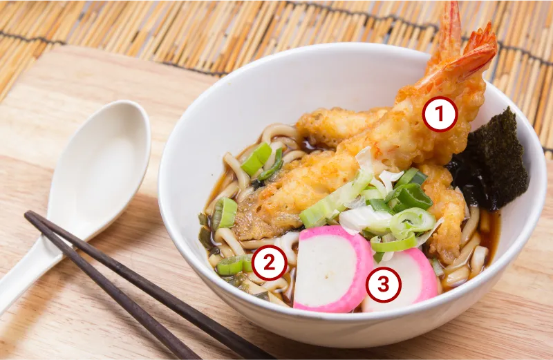 エビの天ぷらとかまぼこをのせた天ぷらうどん